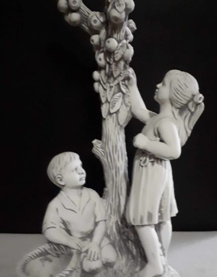 L258 jongen en meisje aan appelboom