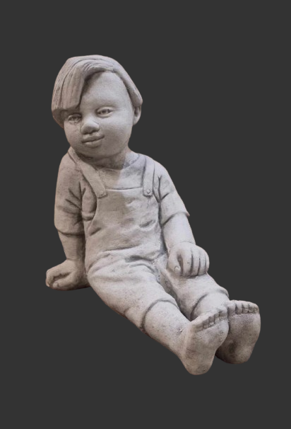 J288 jongen zittend 29 cm